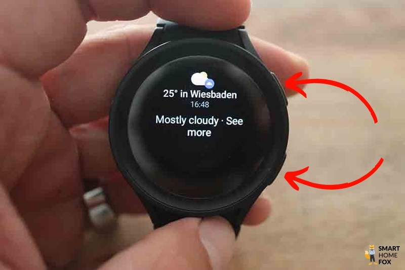 You can see the two side buttons of the Samsung Galaxy Watch 5.
